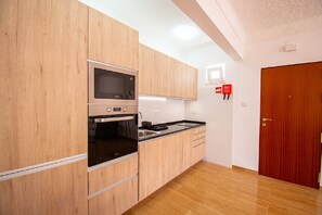 ثلاجة، ميكروويف، فرن، غسالة أطباق