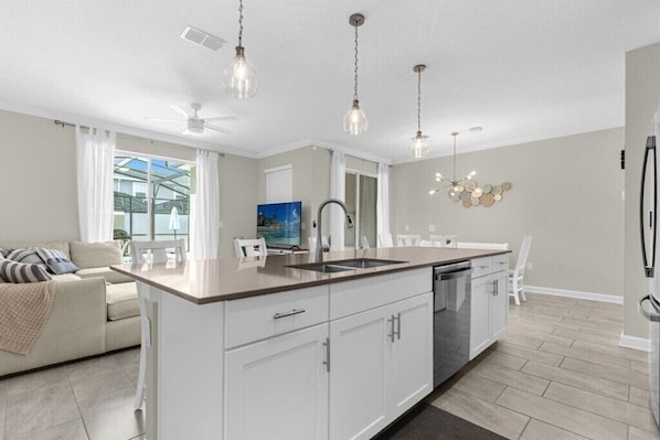 Réfrigérateur, four à micro-ondes, un four, surface de cuisson