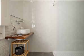 Basic-Apartment | Badezimmer | Dusche, kostenlose Toilettenartikel, Haartrockner, Bidet
