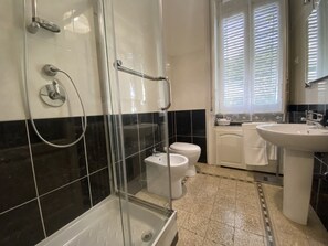 Business appartement | Badkamer | Een douche, gratis toiletartikelen, een haardroger, een bidet