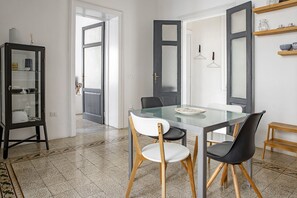 基本公寓 | 起居區 | 35-吋電視，提供數位頻道