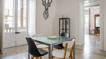 Basic-Apartment | Wohnbereich | 35-Zoll-Fernseher mit Digitalempfang