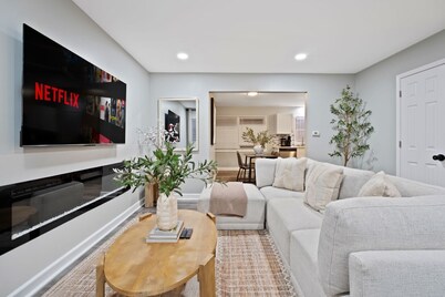 Huge 4BR w/ Yard | Sleeps 8 | LCP Collection