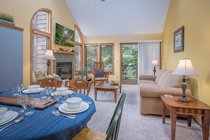 Smart TV, fireplace, foosball, table tennis - Pet-Friendly Wooded Villa w/ Fireplace, Pool & Club Access — Oak Haven Galena (Galena)