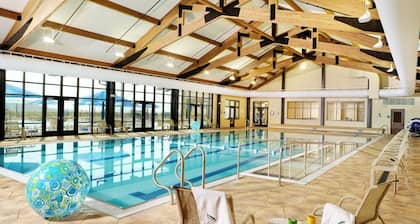 Pet-Friendly Wooded Villa w/ Fireplace, Pool & Club Access — Oak Haven Galena