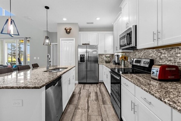 ثلاجة، ميكروويف، فرن، موقد طهي مسطح