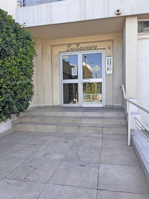 تفاصيل الفندق من الخارج