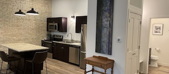 15 minutes to EAA. Newly renovated, Luxury 1 Bedroom in historic downtown Neenah