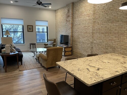 15 minutes to EAA. Newly renovated, Luxury 1 Bedroom in historic downtown Neenah