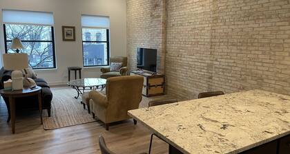 15 minutes to EAA. Newly renovated, Luxury 1 Bedroom in historic downtown Neenah