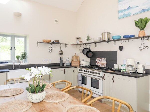 Cottage | Private kitchen | Fridge, dishwasher, cookware/dishes/utensils