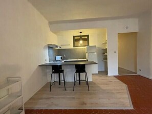 Kylskåp, mikrovågsugn, ugn och kaffe- och tebryggare