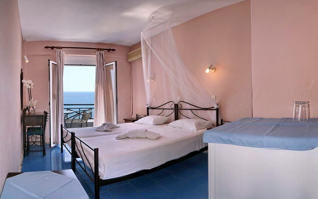 Basic-Studio | Bügeleisen/Bügelbrett, Reisekinderbett, kostenloses WLAN