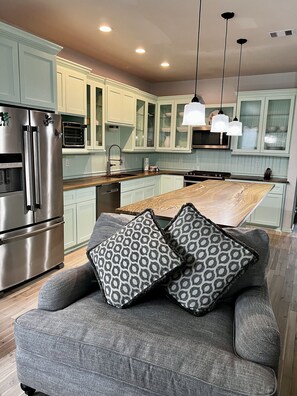 Private kitchen - Galveston beach home next to seawall as close as you can get to pleasure pier. (Galveston)