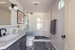 Shower, hair dryer, towels, soap - Casa Bermuda a Spanish Boho Retreat, Expansive Pool/Spa Pet Friendly (Bermuda Dunes)