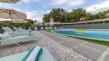Piscine extérieure (ouverte en saison)