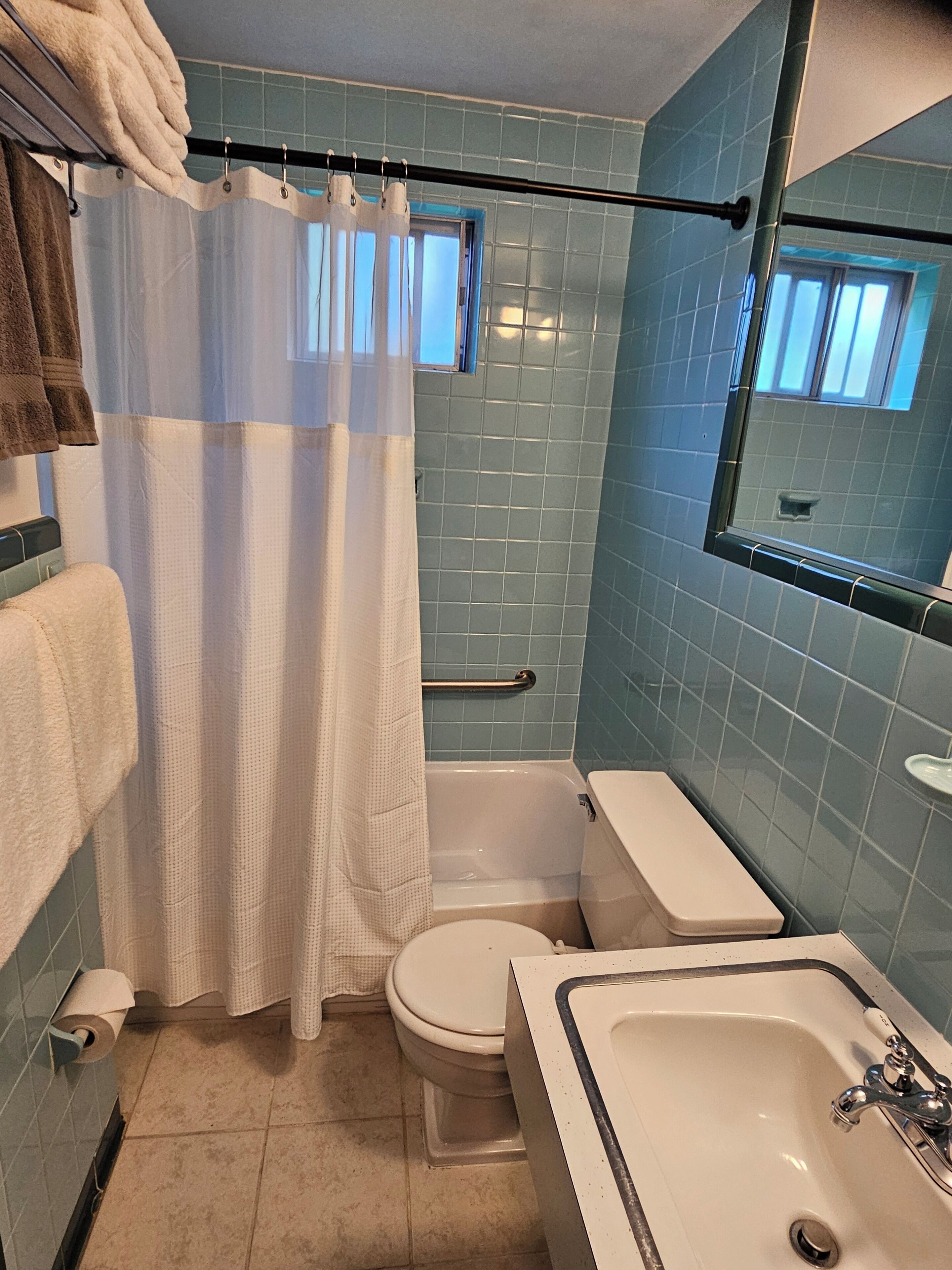 Un baño con bañera, inodoro y lavamanos.