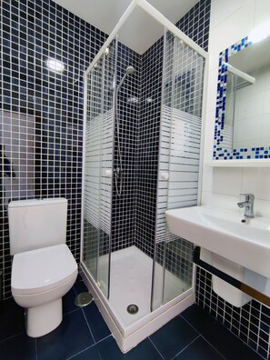 Habitación estándar con 2 camas individuales | Baño | Bañera profunda y secador de pelo