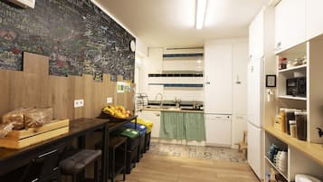 Lemari es di ruangan bersama dan microwave di ruangan umum