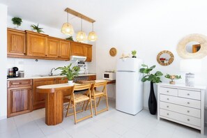 Microwave, oven, stovetop, coffee/tea maker