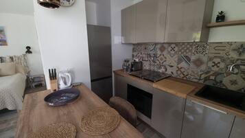 Réfrigérateur, micro-ondes, four, plaque de cuisson