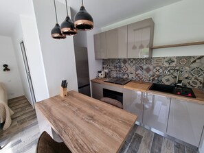 ثلاجة، ميكروويف، فرن، موقد طهي مسطح