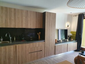Fridge, microwave, dishwasher, coffee/tea maker