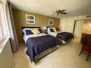 1 bedroom, WiFi - Lovely Studio on the Beach!! (Sunny Isles Beach)