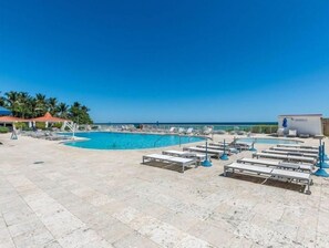 Pool - Lovely Studio on the Beach!! (Sunny Isles Beach)