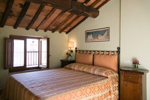 Panoramic Double Room, Valley View | Individually decorated, desk - Locanda nel Cassero  (Civitella Paganico)