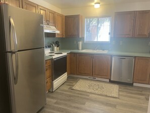 Refrigerador, microondas, horno y parrilla de estufa