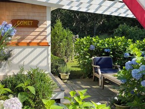 Terrace/patio - Bright, cozy cottage in Martha’s Vineyard less than a mile to town and beach. (Edgartown)