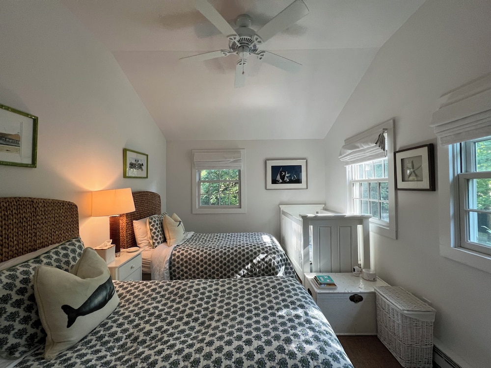 Bright, cozy cottage in Martha’s Vineyard less than a mile to town and