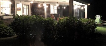 Bright, cozy cottage in Martha’s Vineyard less than a mile to town and beach.