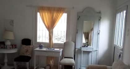 Small Vila nearby the beach and the center of the marathon