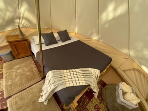 1 bedroom, bed sheets