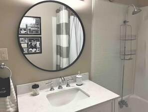 Shower - MidCity Marvel Close to LSU downtown & midcity fun (Baton Rouge)