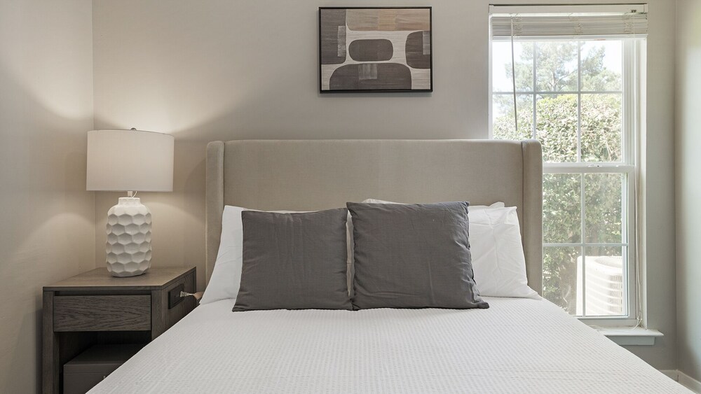 Modern Apartment in Prime Location (ID9825X48) Cordova Vrbo