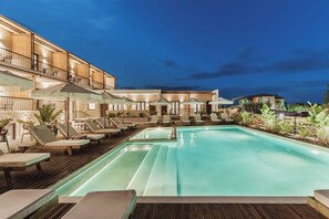 Una piscina al aire libre de temporada