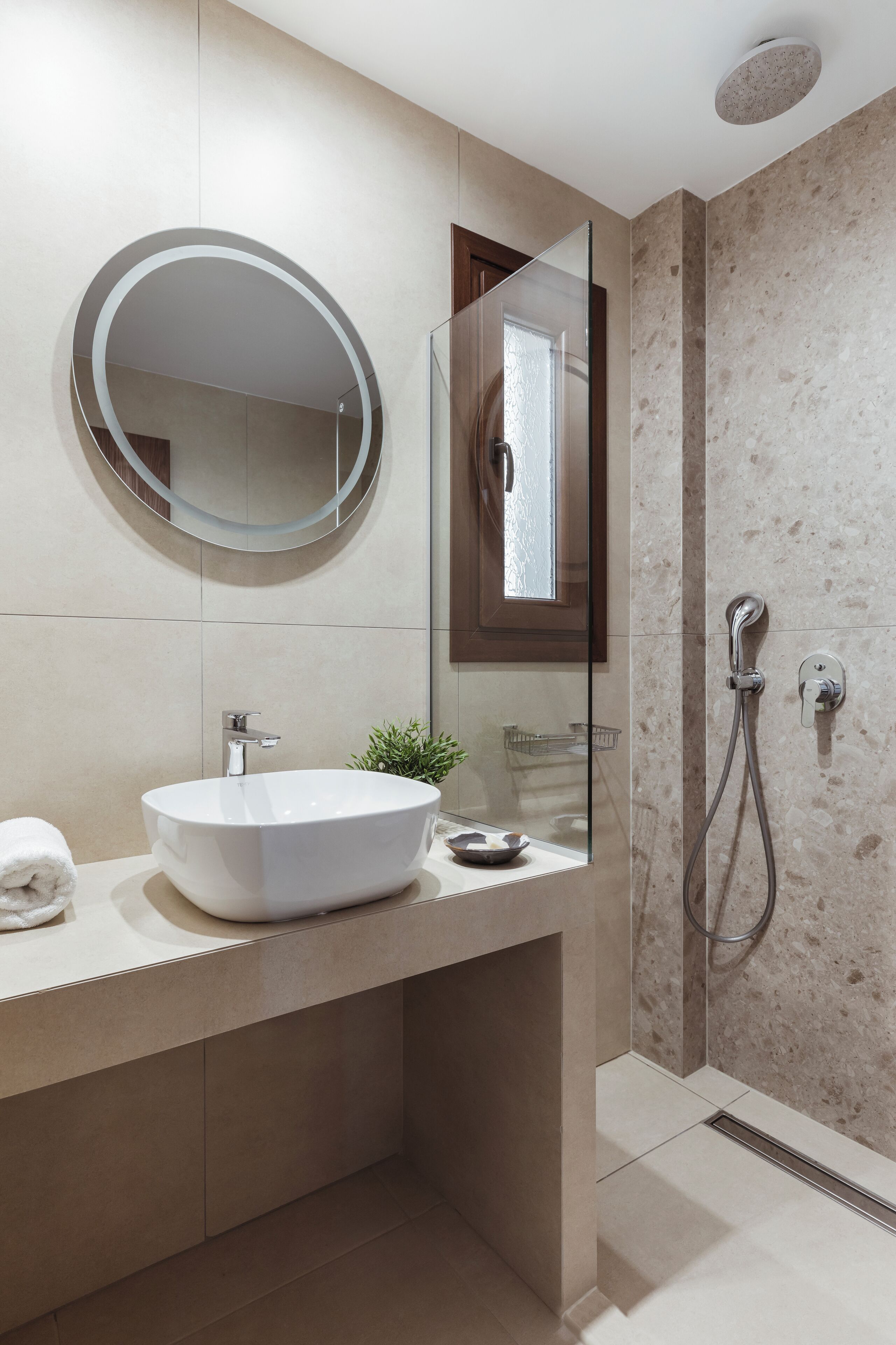 Superior-Dreibettzimmer, Poolblick | Badezimmer