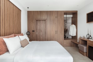 Quarto casal standard, vista para a piscina | Roupas de cama premium, camas com colchões pillow-top