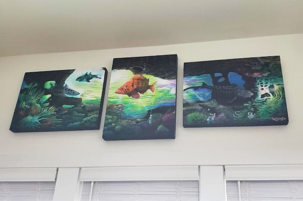 Drei an der Wand befestigte Bilder mit Unterwasserlandschaften.