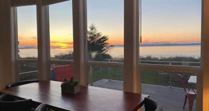 Stunning Salish Sea Views / High-end & Modern! Close to Olympic National Park!