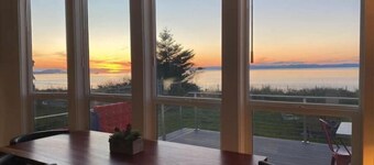 Stunning Salish Sea Views / High-end & Modern! Close to Olympic National Park!