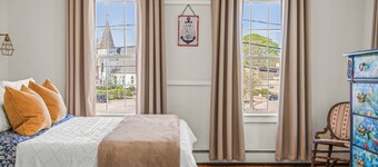 Historic Avery Townhome in Mystic, Walk to Seaport & Downtown