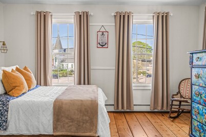 Historic Avery Townhome in Mystic, Walk to Seaport & Downtown