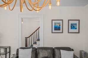 Interior - Avery Townhome, Historic 3BR Home, Walk to Seaport & Downtown (Stonington)