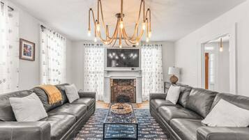 TV connectée, cheminée, livres, médiathèque