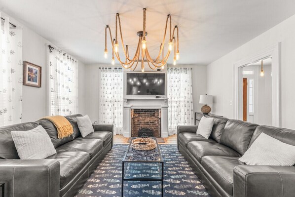 Smart TV, fireplace, books, music library - Avery Townhome, Historic 3BR Home, Walk to Seaport & Downtown (Stonington)