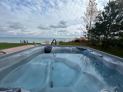 Sheridan Shores Escape - Hot Tub w Amazing Views!